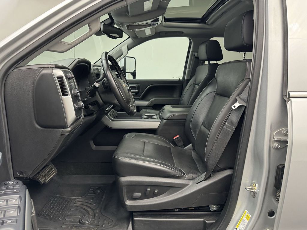 2017 Chevrolet Silverado 3500HD LTZ photo 4