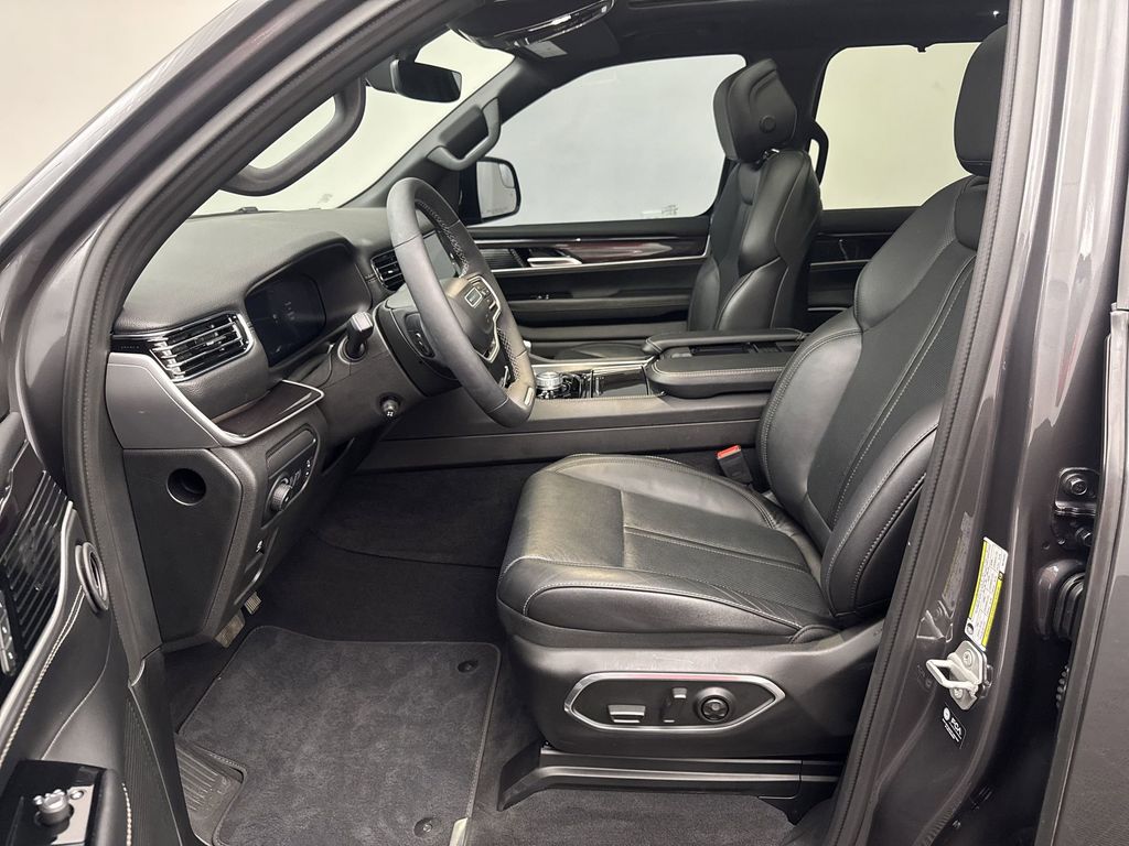 2024 Jeep Wagoneer Base photo 3