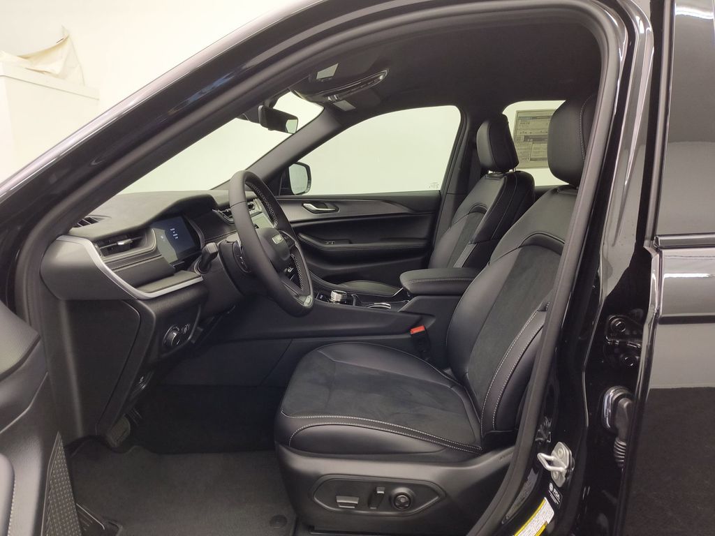 2025 Jeep Grand Cherokee Altitude photo 3