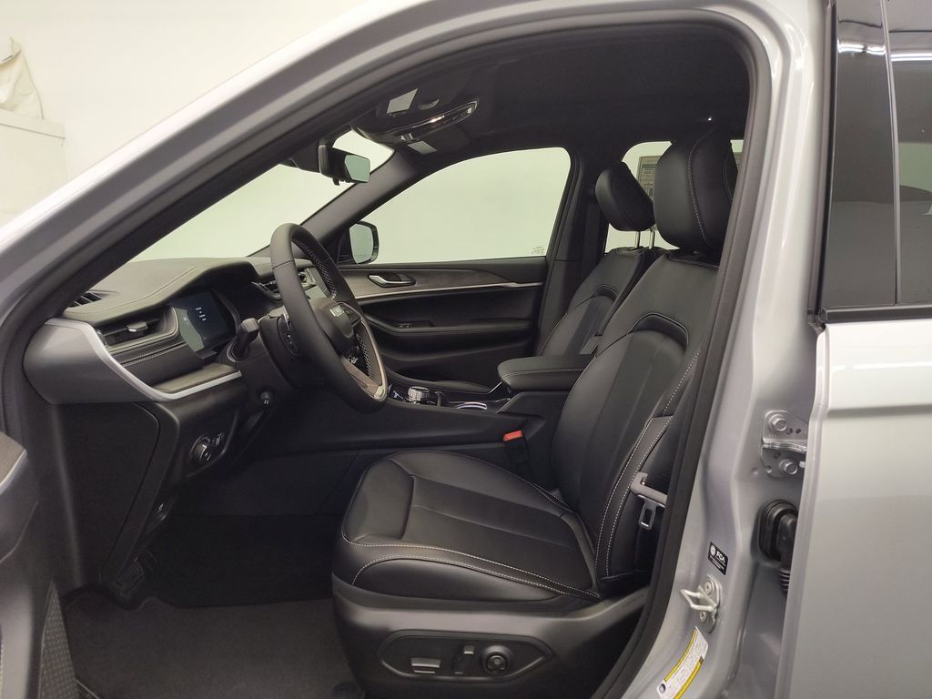 2025 Jeep Grand Cherokee Limited photo 4