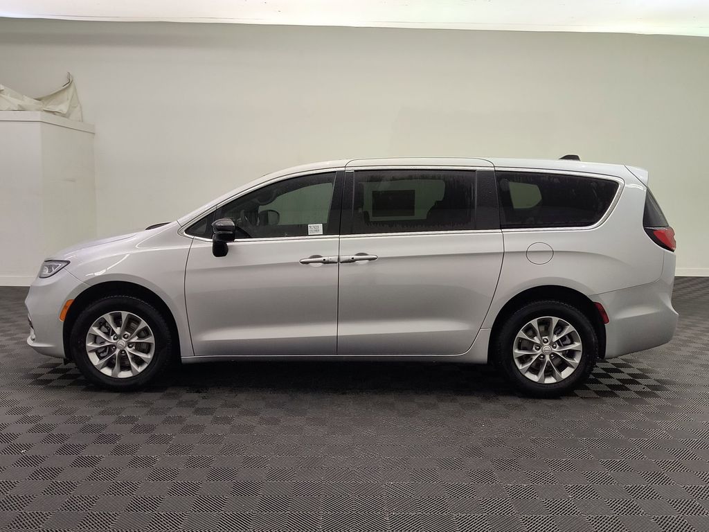 2026 Chrysler Pacifica photo 2