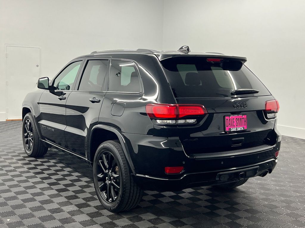2021 Jeep Grand Cherokee Laredo photo 3