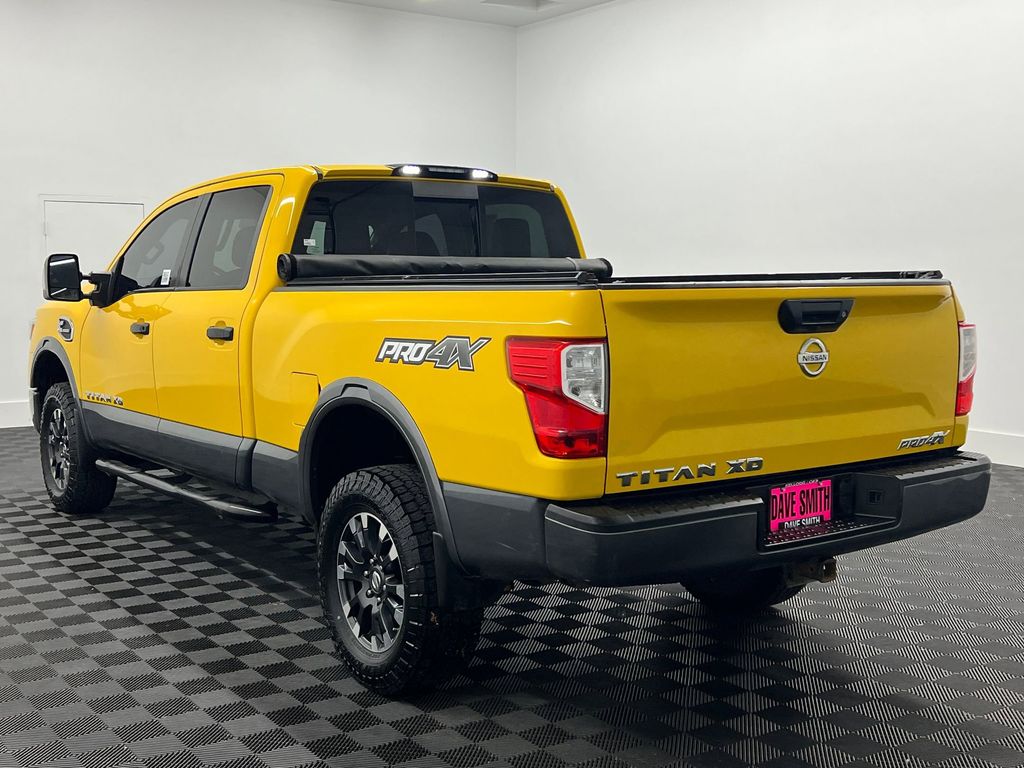 2017 Nissan Titan PRO-4X photo 3