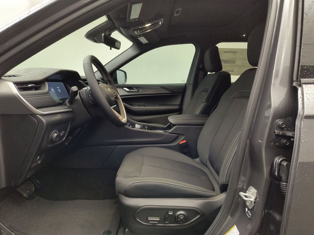 2025 Jeep Grand Cherokee Laredo X photo 4