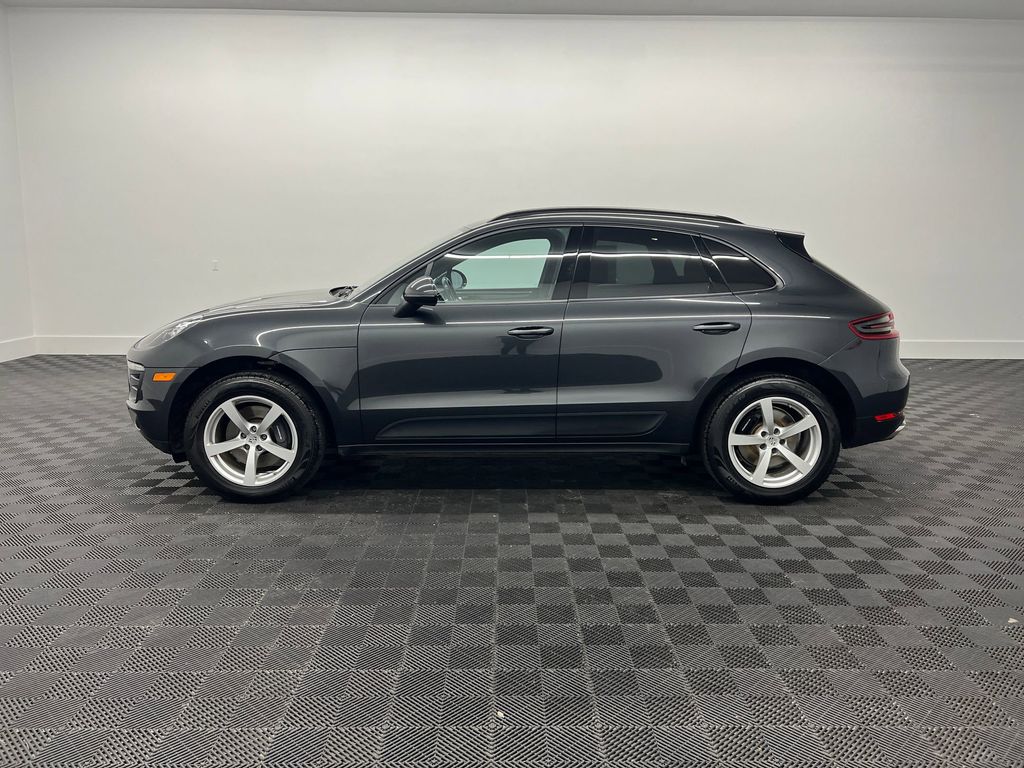 2017 Porsche Macan Base photo 2