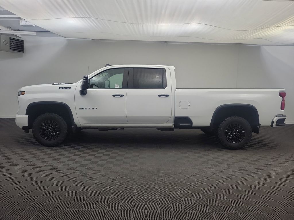 2024 Chevrolet Silverado 2500HD LT photo 2
