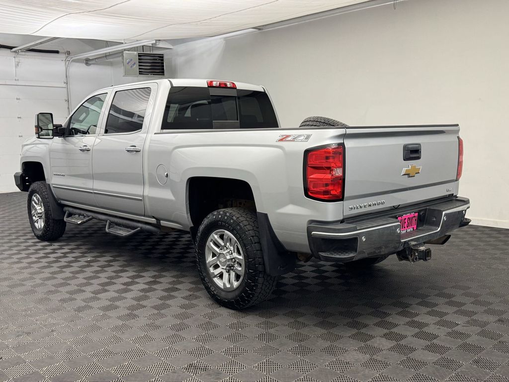 2017 Chevrolet Silverado 3500HD LTZ photo 3