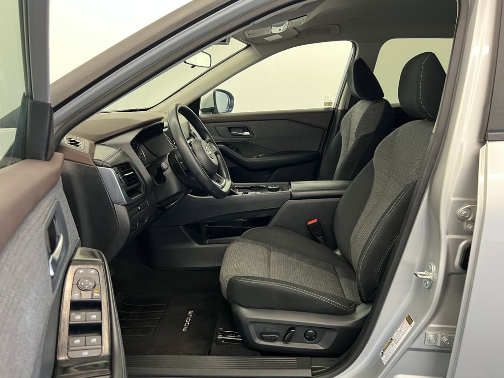 2023 Nissan Rogue SV photo 4