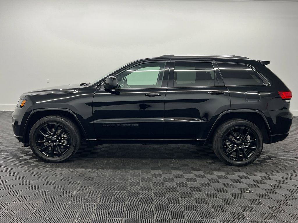 2021 Jeep Grand Cherokee Laredo photo 2