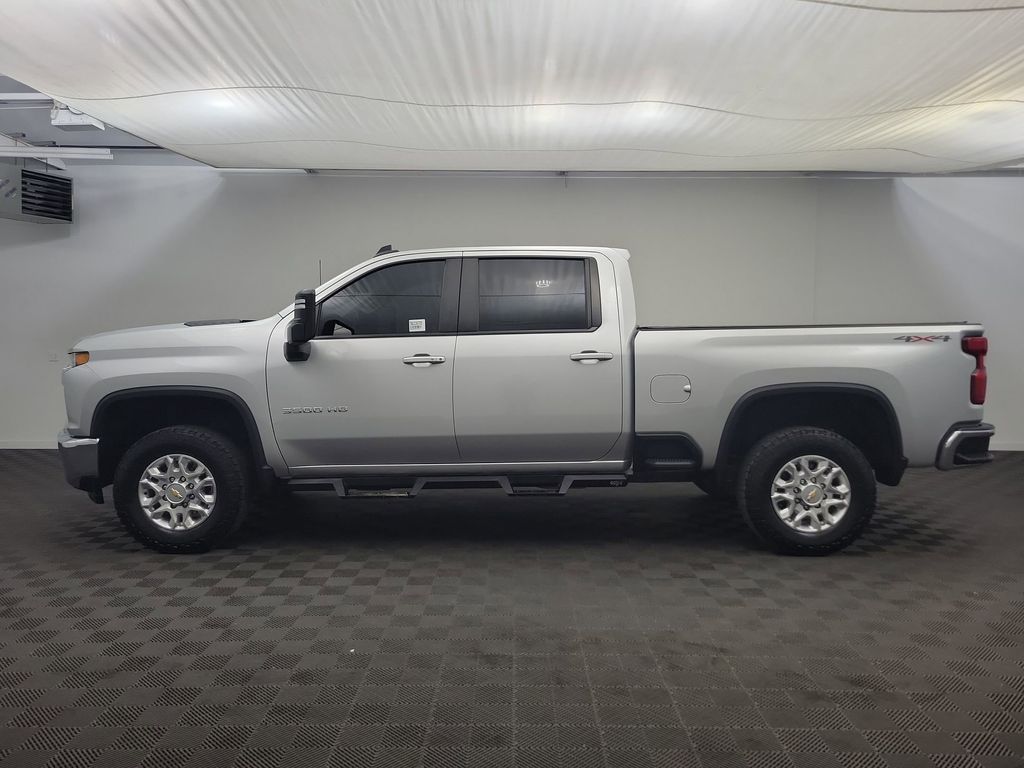 2022 Chevrolet Silverado 3500HD LT photo 2