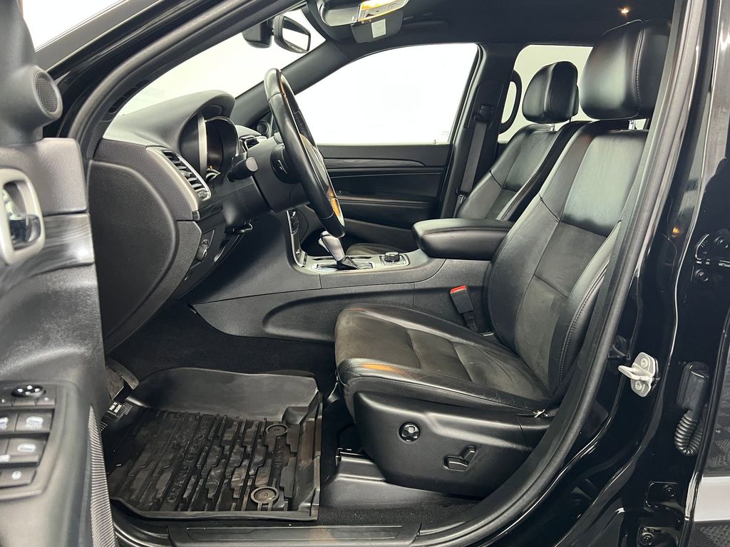 2021 Jeep Grand Cherokee Laredo photo 4