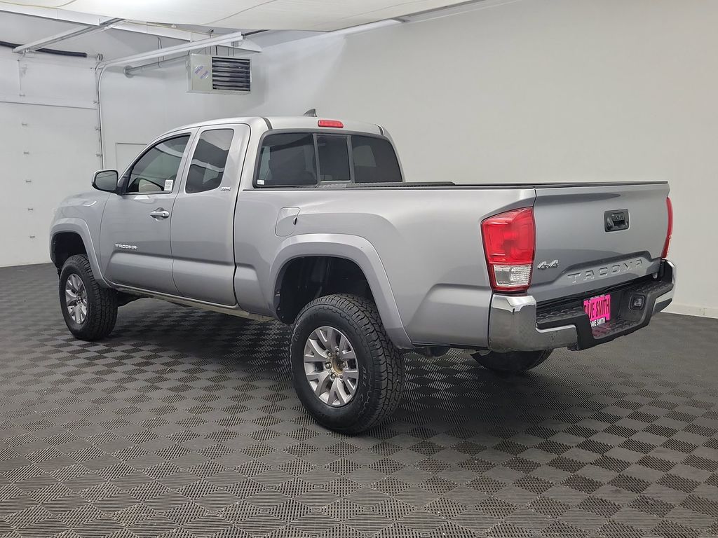 2017 Toyota Tacoma SR5 photo 3