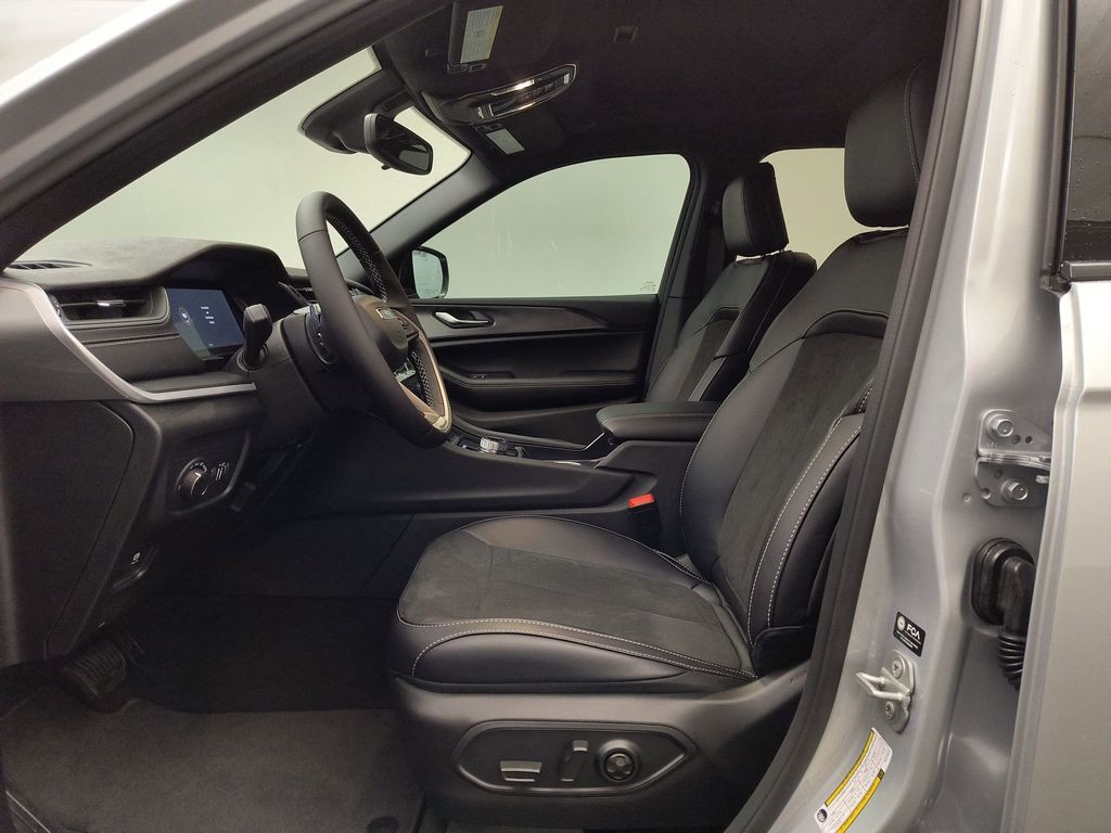 2025 Jeep Grand Cherokee Altitude X photo 4