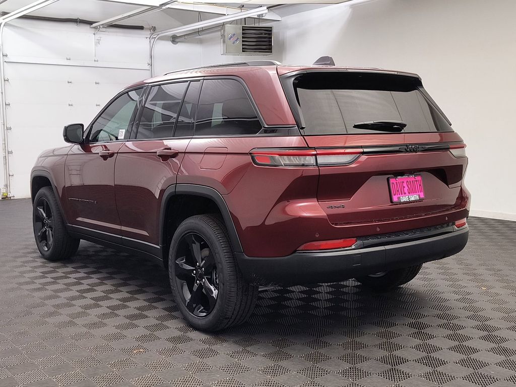 2025 Jeep Grand Cherokee Laredo Altitude photo 2