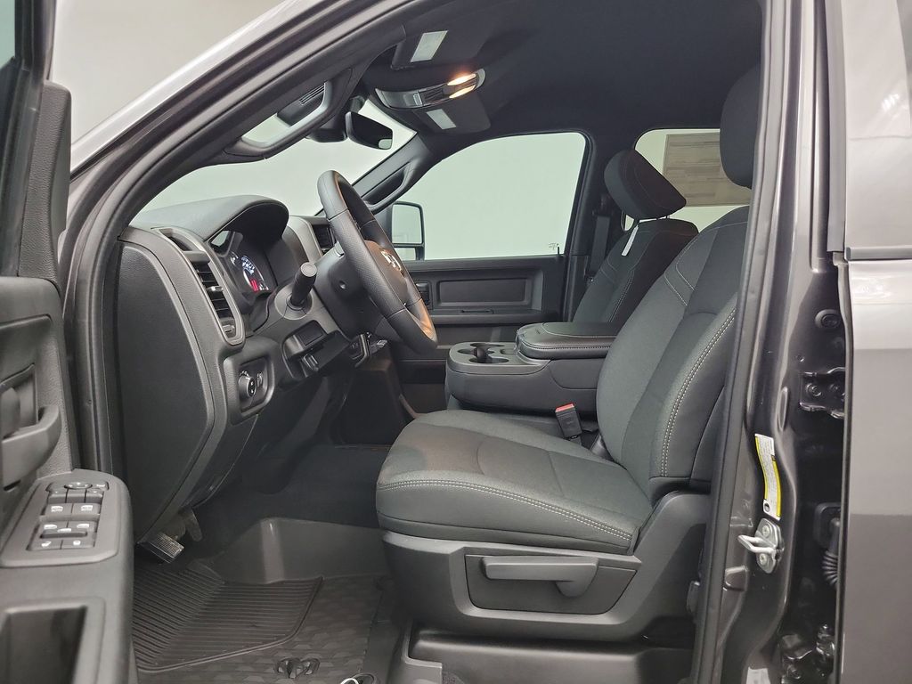 2025 Ram 2500 Tradesman photo 4