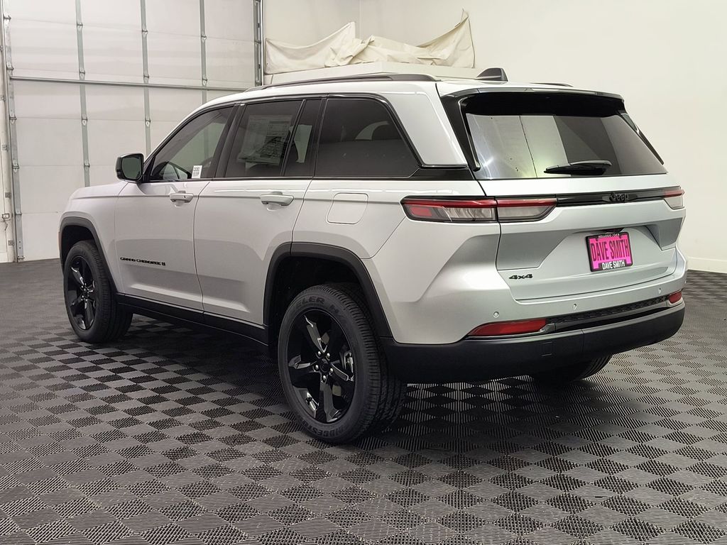 2025 Jeep Grand Cherokee Laredo photo 3