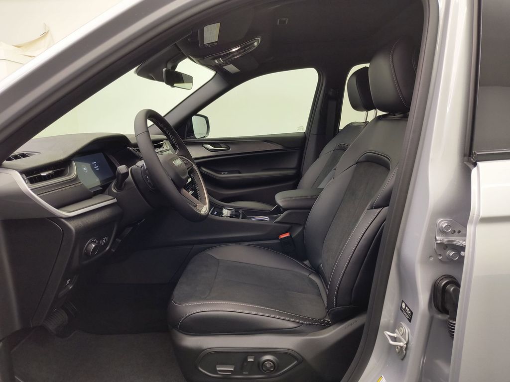 2025 Jeep Grand Cherokee Laredo photo 4