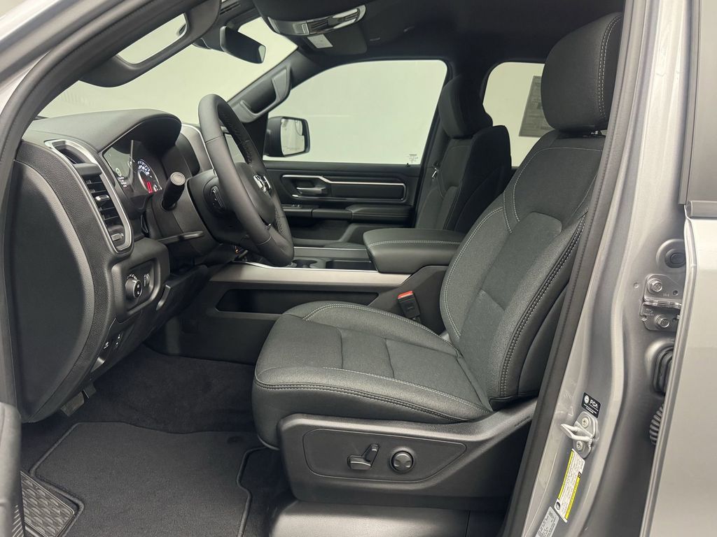 2025 Ram 1500 Big Horn photo 4