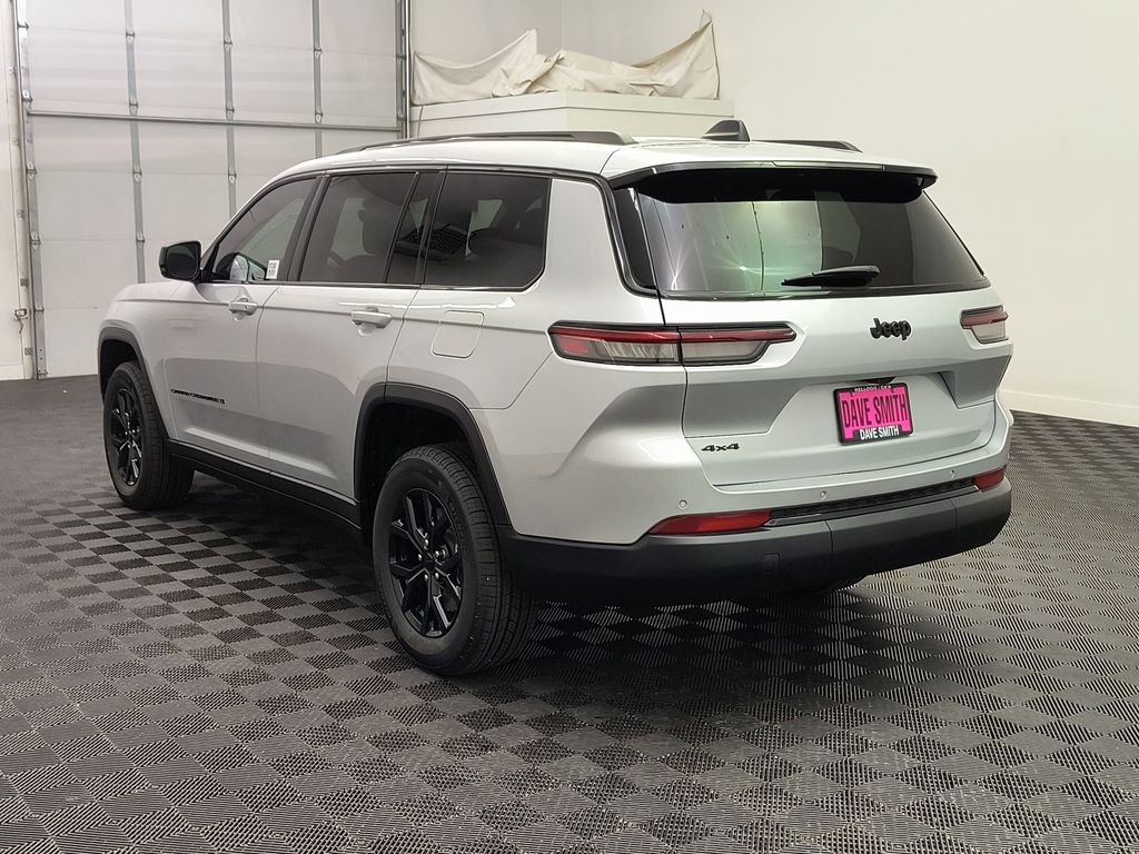 2025 Jeep Grand Cherokee Overland photo 3