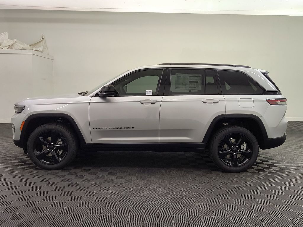 2025 Jeep Grand Cherokee Laredo photo 2