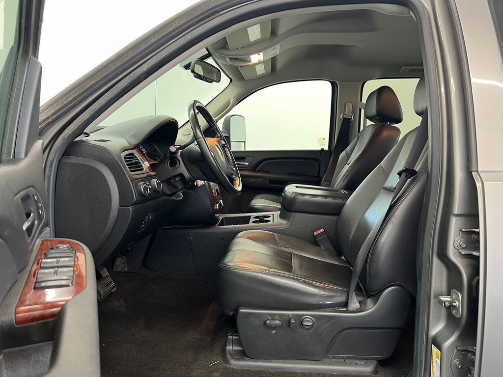 2009 Chevrolet Silverado 3500HD LTZ photo 3