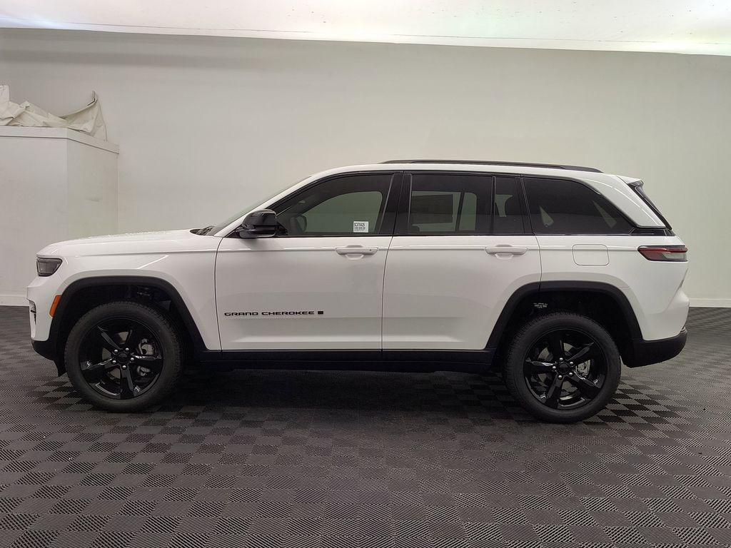 2025 Jeep Grand Cherokee Limited Sport photo 2
