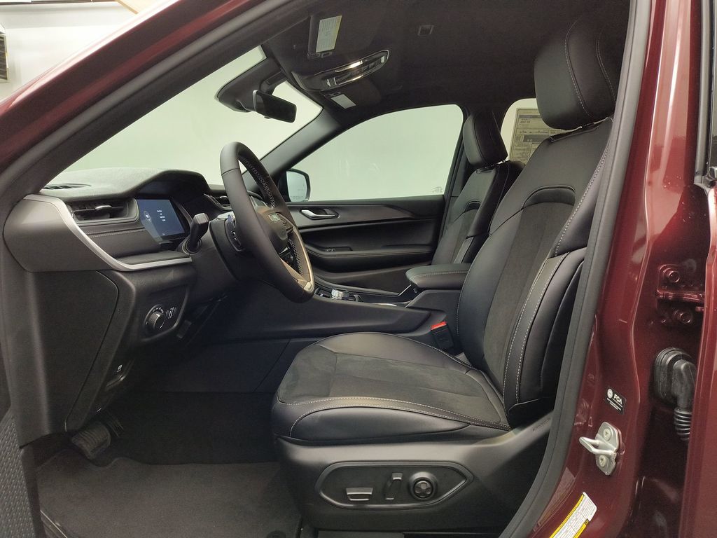 2025 Jeep Grand Cherokee Laredo Altitude photo 3