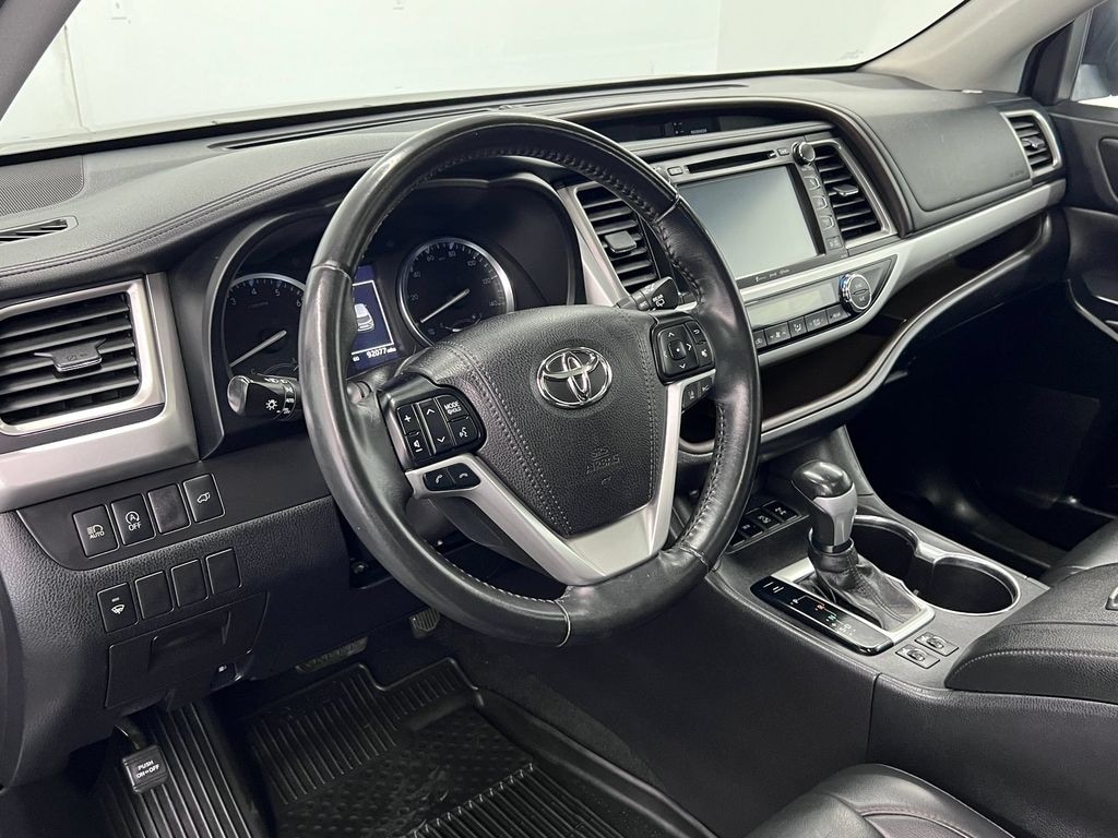 Used 2019 Toyota Highlander XLE V6 SUV