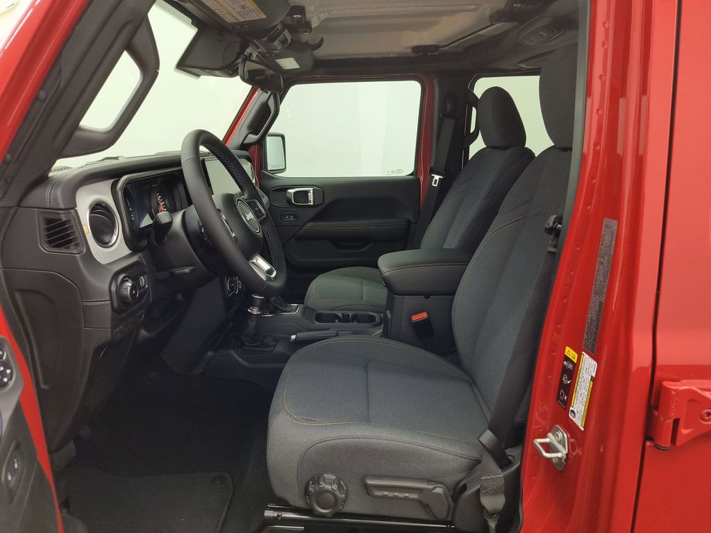 2025 Jeep Wrangler Sahara photo 4
