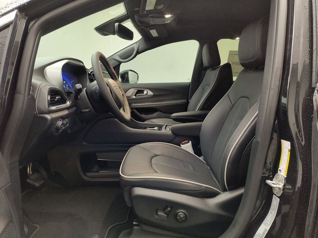 New 2026 Chrysler Pacifica Limited Passenger Van