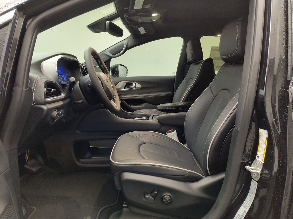 2026 Chrysler Pacifica Limited photo 4