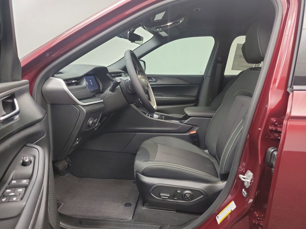 2025 Jeep Grand Cherokee Laredo X photo 4