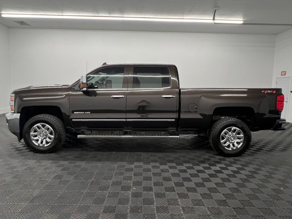 2019 Chevrolet Silverado 3500HD LTZ photo 2