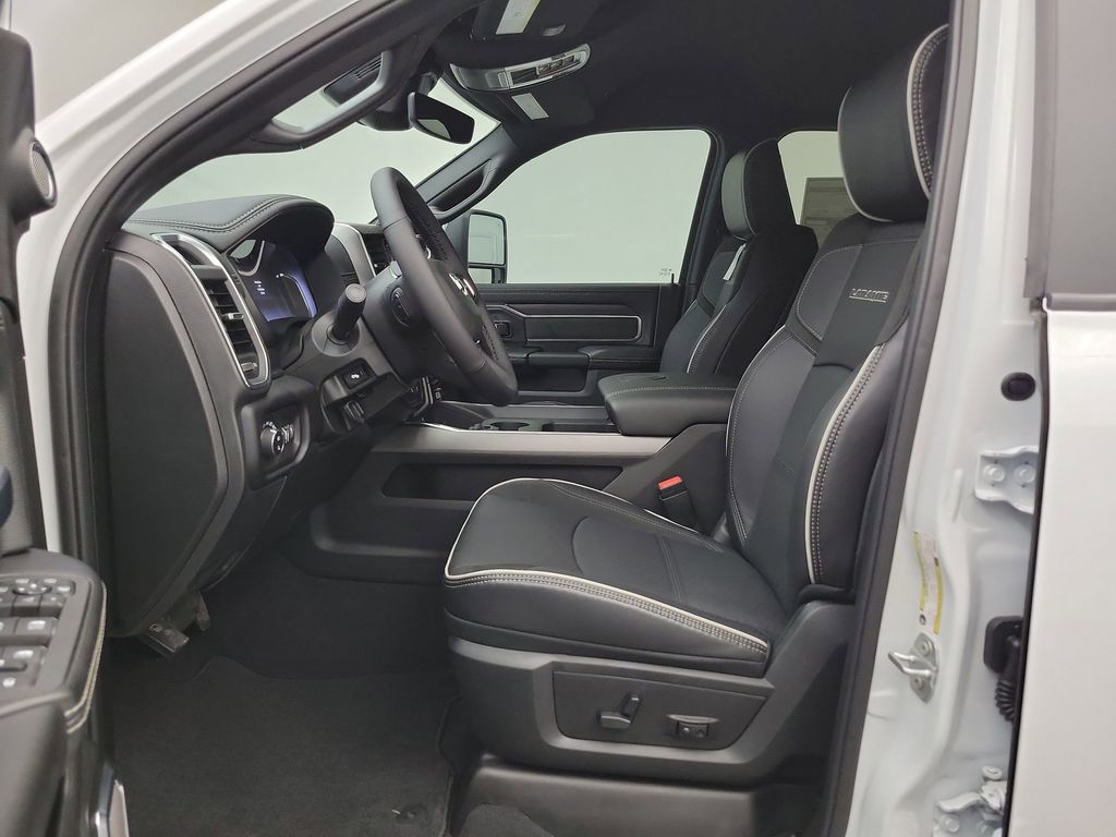 2025 Ram 3500 Laramie photo 4