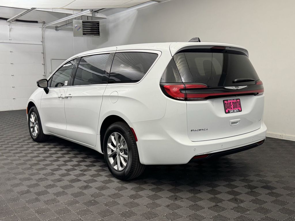 2025 Chrysler Pacifica photo 3