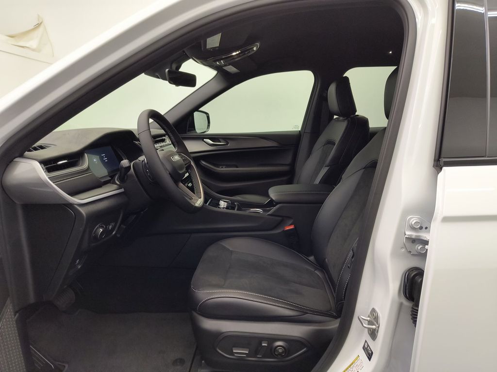 2025 Jeep Grand Cherokee Altitude photo 4