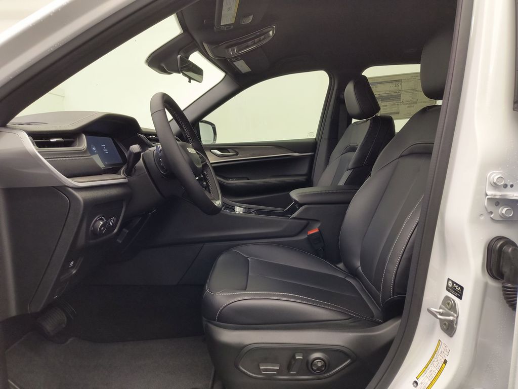 2025 Jeep Grand Cherokee Limited Sport photo 4