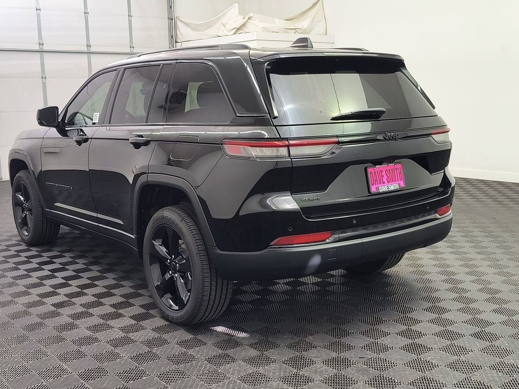 2025 Jeep Grand Cherokee Laredo Altitude photo 3