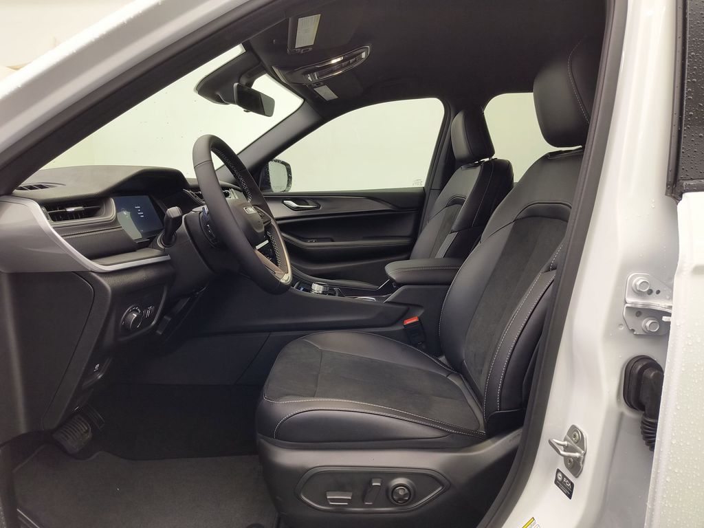 2025 Jeep Grand Cherokee Altitude photo 4