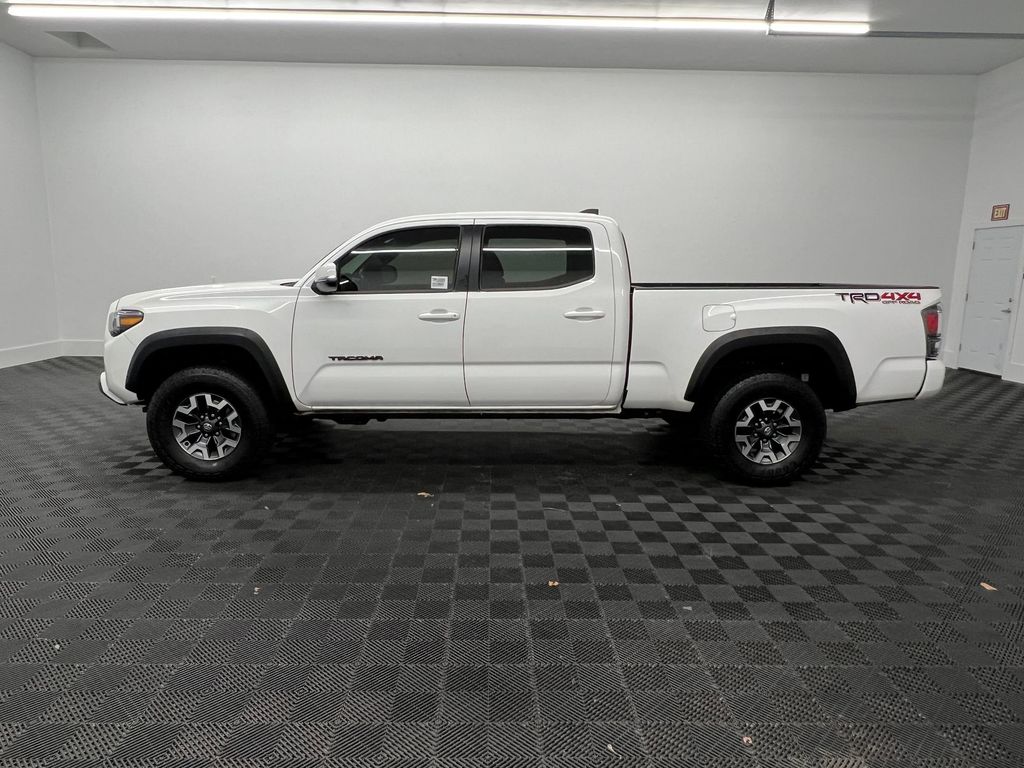 2023 Toyota Tacoma TRD V6 photo 2
