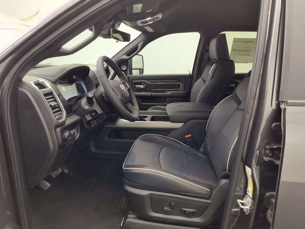 2025 Ram 3500 Laramie photo 4