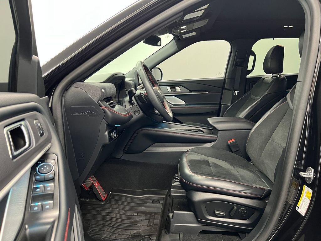 2025 Ford Explorer ST photo 4