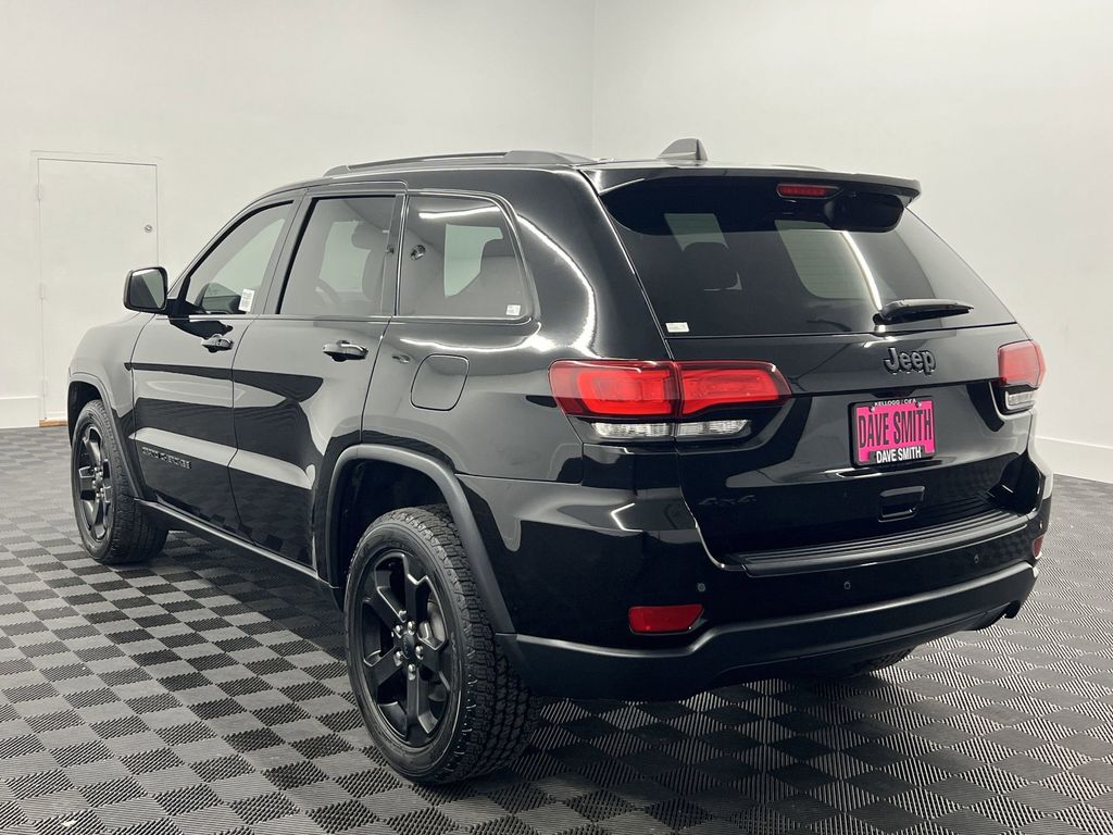 2021 Jeep Grand Cherokee Laredo photo 3