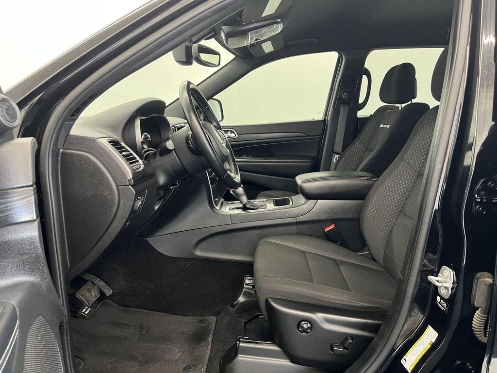 2021 Jeep Grand Cherokee Laredo photo 4