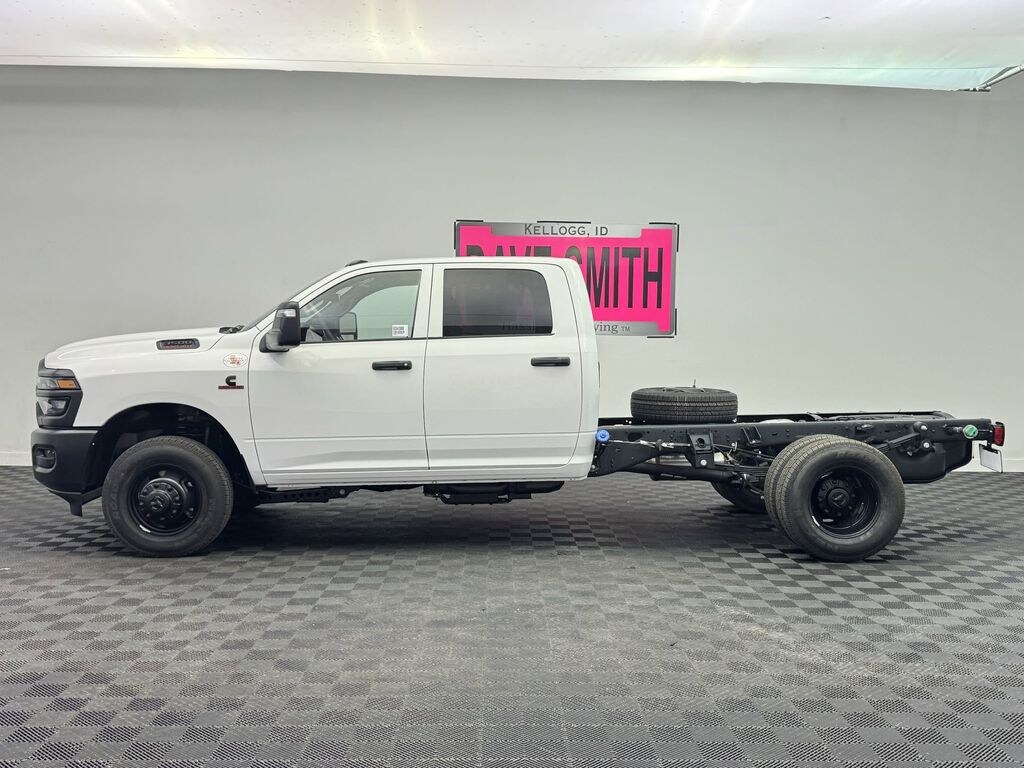 New 2025 Ram 3500 Chassis Cab 3500 TRADESMAN CREW CAB CHASSIS 4X4 60' CA Pickup