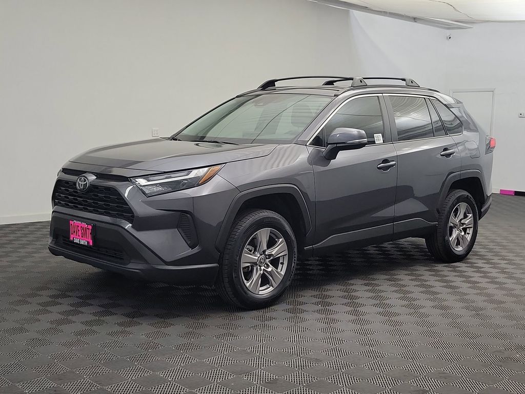 2023 Toyota RAV4 XLE's photo