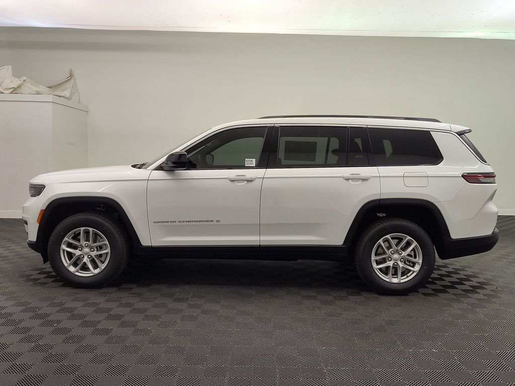 2025 Jeep Grand Cherokee Laredo photo 2