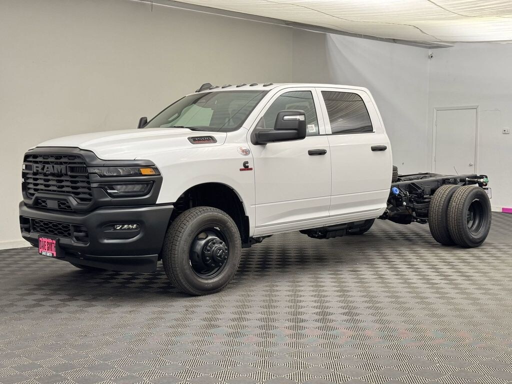 New 2025 Ram 3500 Chassis Cab 3500 TRADESMAN CREW CAB CHASSIS 4X4 60' CA Pickup