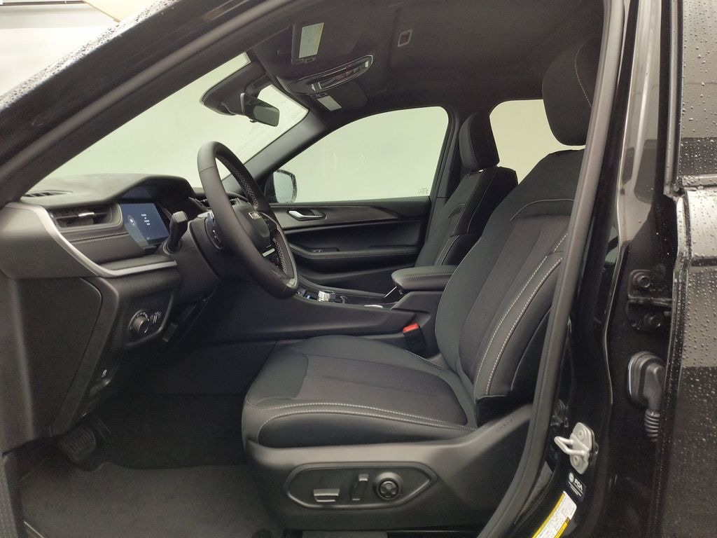 New 2025 Jeep Grand Cherokee LAREDO X 4X4 Sport Utility