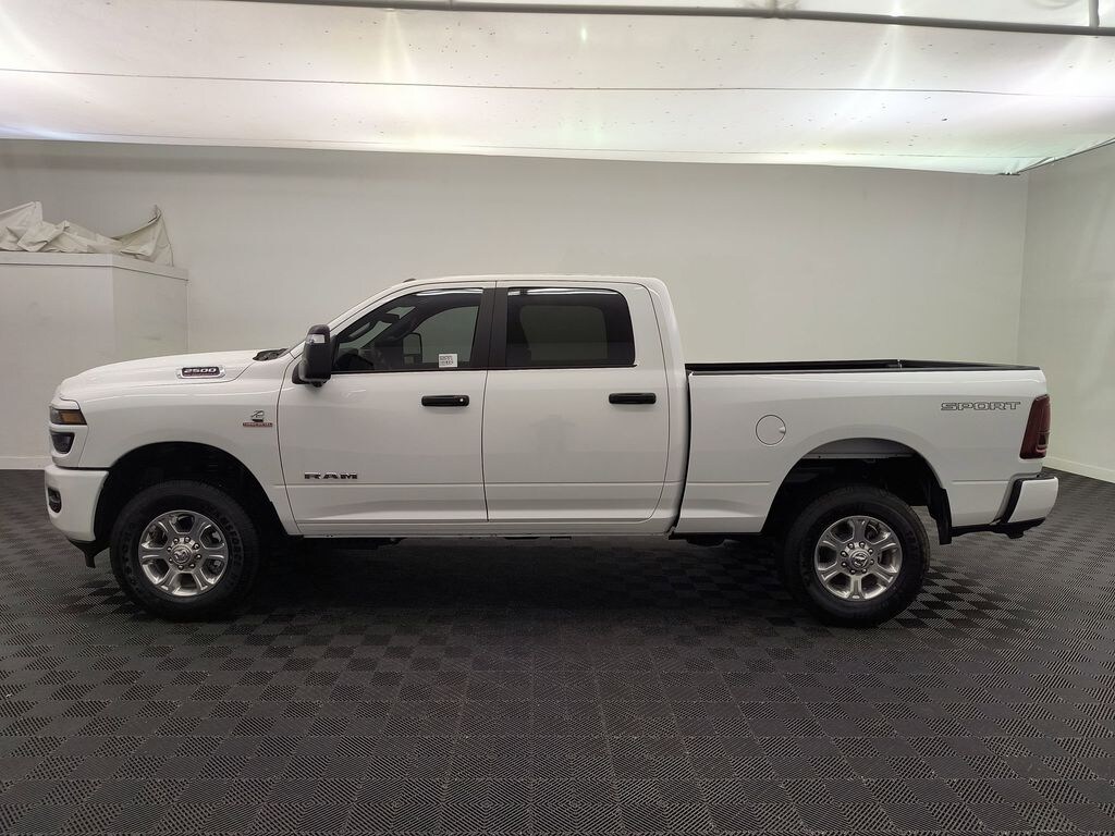 New 2025 Ram 2500 BIG HORN CREW CAB 4X4 6'4 BOX Pickup